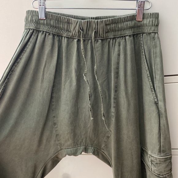 Size S Avec Les Filles faded green linen cargo drop crotch pants - Picture 3 of 4